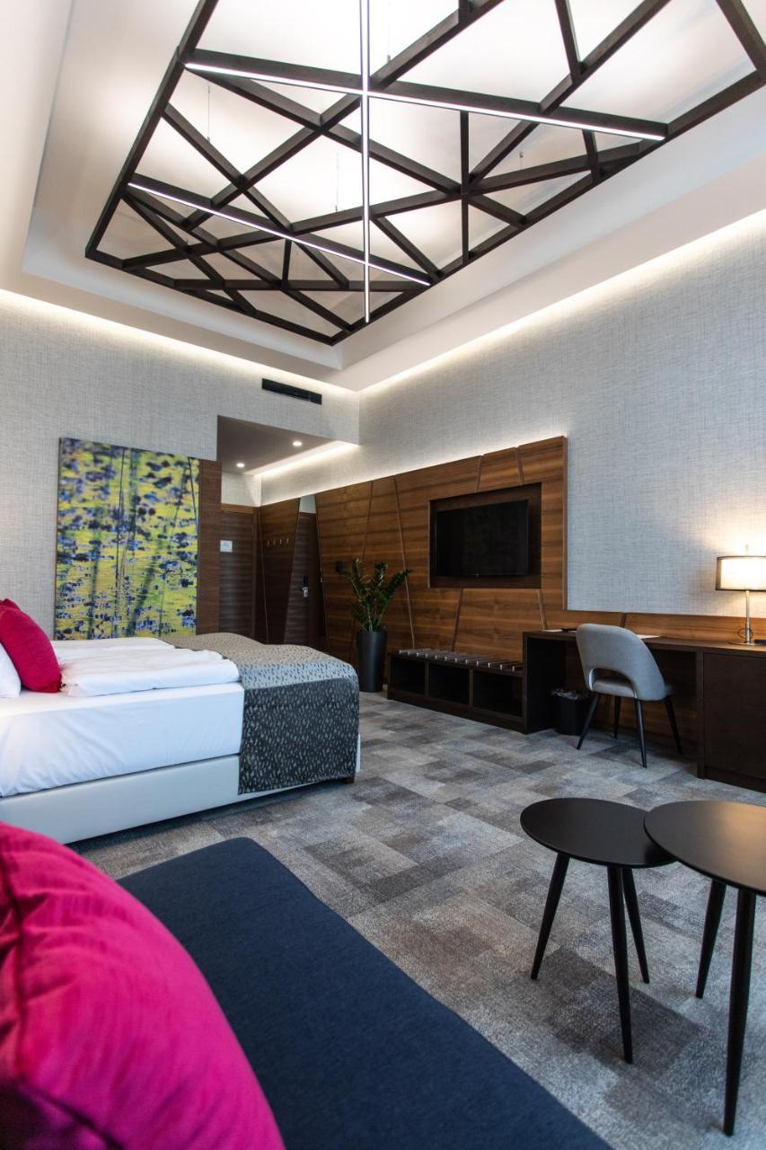Artis Boutique Hotel Сомбатхей Экстерьер фото