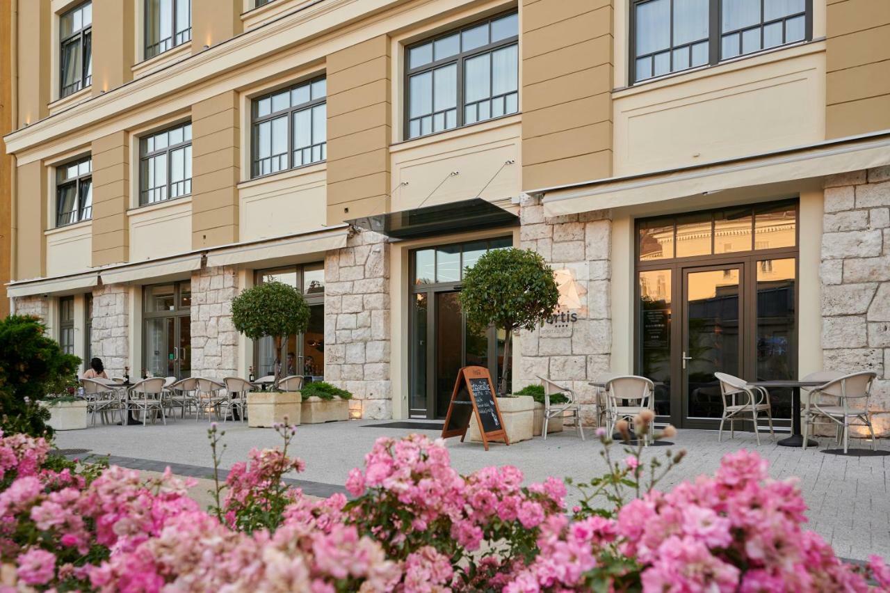 Artis Boutique Hotel Сомбатхей Экстерьер фото